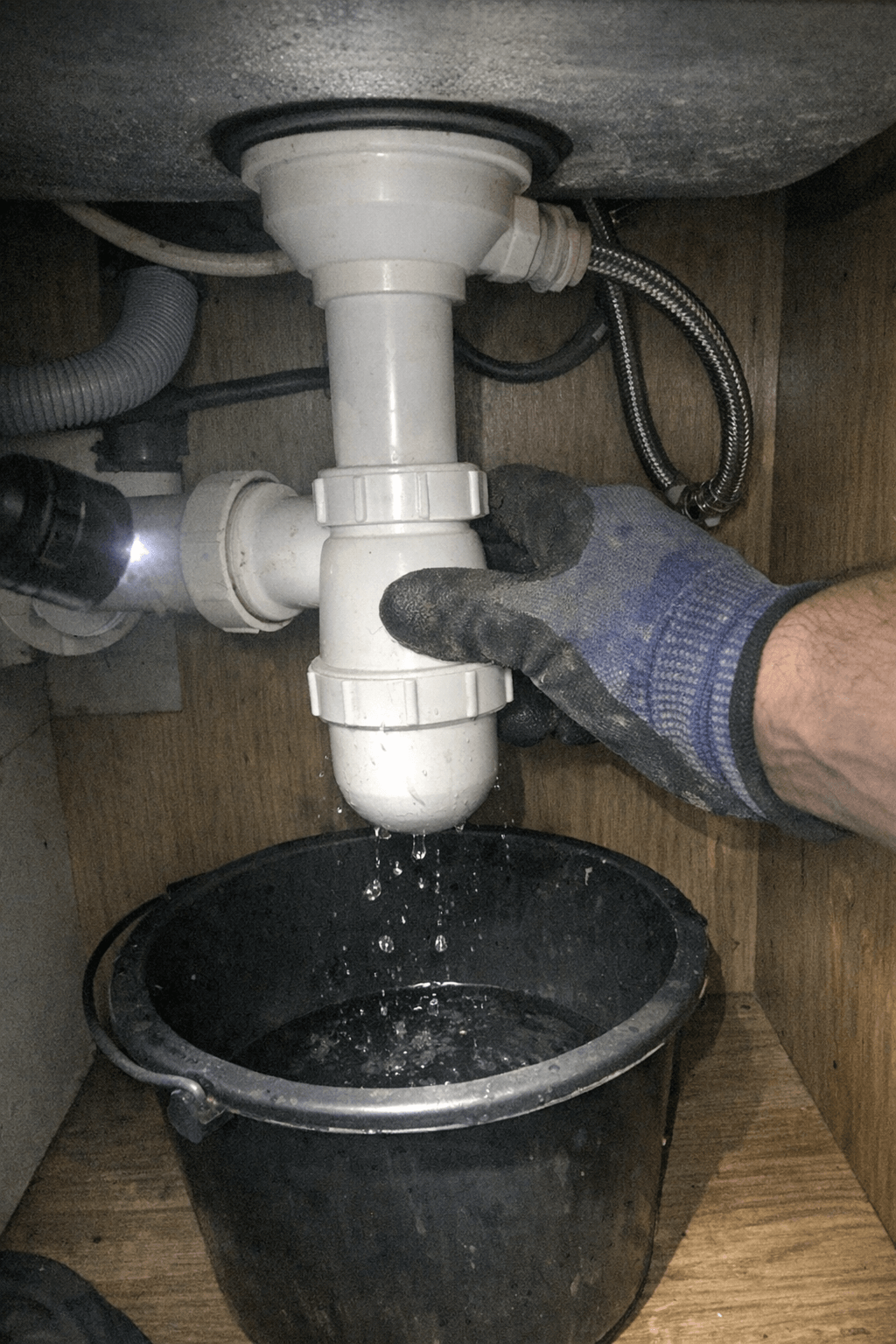 Küchenabfluss Reinigung mit Spirale